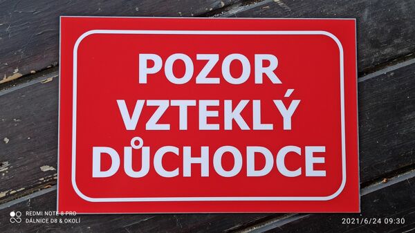 Tabulka - "pozor vzteklý důchodce"